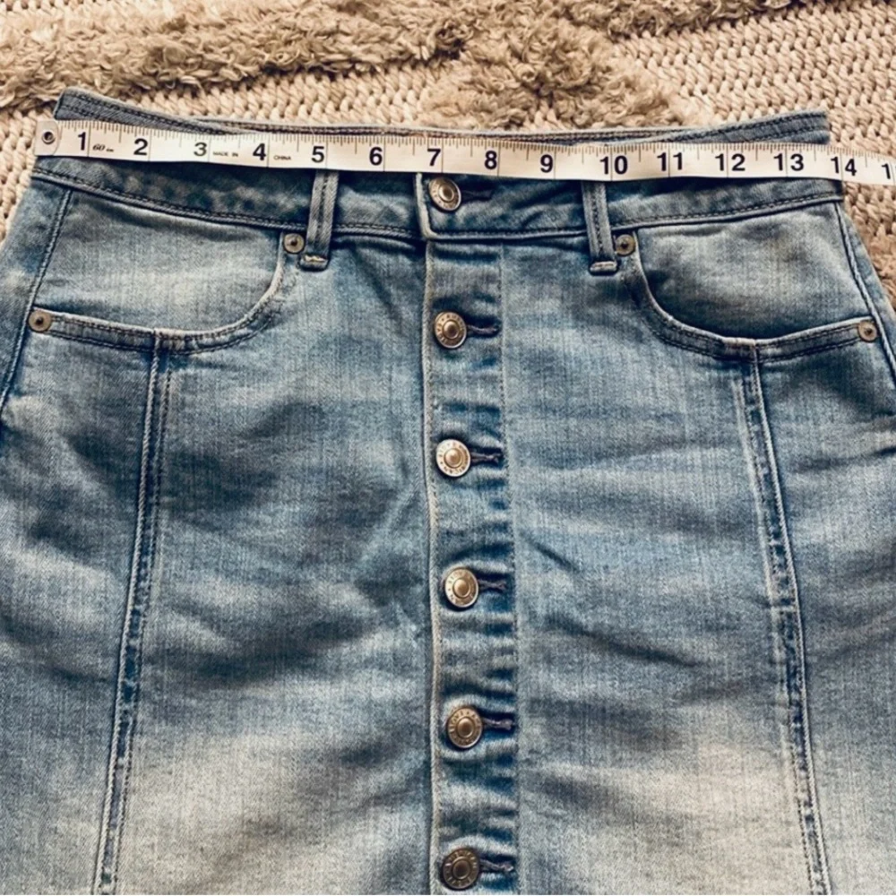 American Eagle Light Wash Button Front Denim Mini Skirt Size 4 - Picture 5 of 6